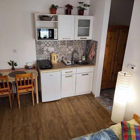 Lovely Fully-Equipped Studio In Tisa Village. Rocks Only 5 Minutes Walk エクステリア 写真
